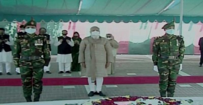 টুঙ্গিপাড়ায় বঙ্গবন্ধুর সমাধিতে শেখ হাসিনা ও মোদীর শ্রদ্ধা