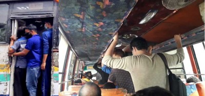 ৬০ শতাংশ অতিরিক্ত ভাড়া ঠিকই, তবু সামাজিক দূরত্বের বালাই নেই