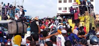 লকডাউনের দ্বিতীয় দিনেও শিমুলিয়া ঘাটে মানুষের উপচেপড়া ভীড়  