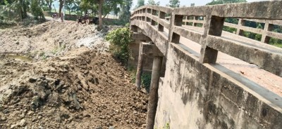 সিরাজদিখানে মধ্যপাড়া তেরীপাড়া প্রবাহমান খাল ভরাট