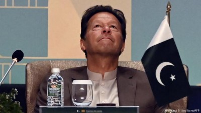 ধর্ষণের জন্য নারীর পোশাককে দোষারোপ করে তোপের মুখে ইমরান খান