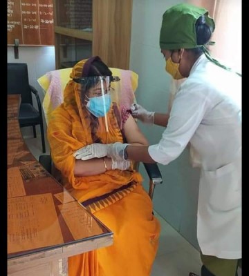 লৌহজংয়ে দ্বিতীয় ডোজ টিকা নিলেন এমপি এমিলিসহ ৮০ জন