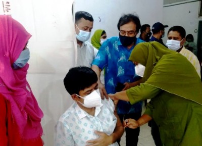 মেহেরপুরে করোনাভাইরাস প্রতিরোধে ২য় পর্যায়ের ভ্যাকসিন দেওয়া শুরু 