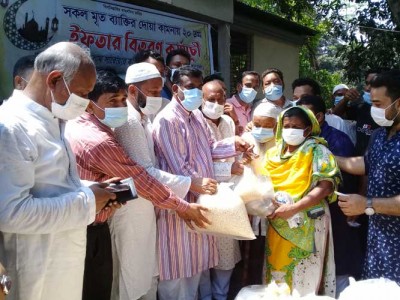 শ্রীনগরে ইফতার সামগ্রী বিতরণ