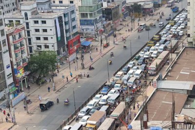 বিধিনিষেধের দ্বিতীয় দিনে কোথাও ফাঁকা কোথাও প্রাইভেটকারে সড়কে জট