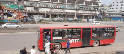 সড়কে ব্যক্তিগত গাড়ির পাশাপাশি বিআরটিসির বাস, নেওয়া হচ্ছে যাত্রীও