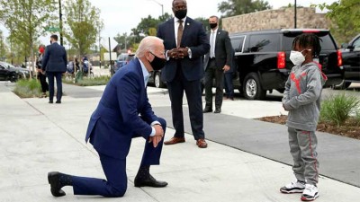 হাটু গেড়ে বাইডেনের ক্ষমা চাওয়ার ভাইরাল ছবির গল্প সত্য নয়