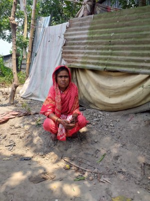 টঙ্গিবাড়ীতে ত্রান চাওয়ায় থাপ্পড় দিয়ে বৃদ্ধার কানের পর্দা ফাটালেন ইউপি সদস্য ! টঙ্গিবাড়ীতে ত্রান চাওয়ায় থাপ্পড় দিয়ে বৃদ্ধার কানের পর্দা ফাটালেন ইউপি সদস্য !
