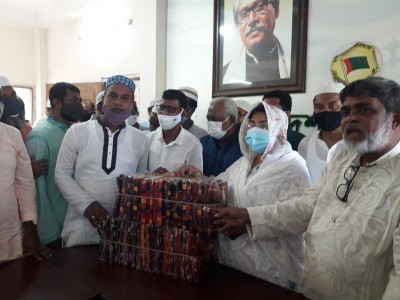 লৌহজংয়ে এমপি এমিলির নিজস্ব উদ্যোগে ৩ হাজার পিছ শাড়ী বিতরন লৌহজংয়ে এমপি এমিলির নিজস্ব উদ্যোগে ৩ হাজার পিছ শাড়ী বিতরন