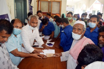 সিরাজদিখানে প্রধানমন্ত্রীর মানবিক সহায়তা প্রদান 