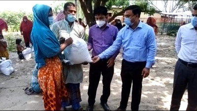 মেহেরপুরে জেলা প্রশাসনের উদ্যোগে প্রধানমন্ত্রীর উপহার বিতরণ মেহেরপুরে জেলা প্রশাসনের উদ্যোগে প্রধানমন্ত্রীর উপহার বিতরণ