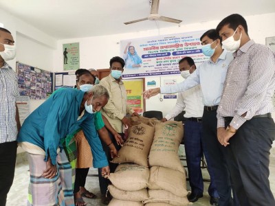 শ্রীনগরে জেলেদের মধ্যে ভিজিএফ চাল বিতরণ 