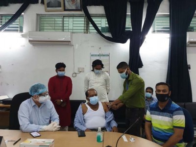 বগুড়া জেলা আওয়ামীলীগ সভাপতি মজুনর করোনা টিকার ২য় ডোজ গ্রহন