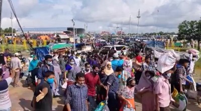 শিমুলিয়া ফেরিঘাটে ঘরমুখো মানুষের ঢল