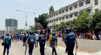 ঈদে ছুটি বাড়ানোর দাবিতে রাস্তায় গার্মেন্টস শ্রমিকরা