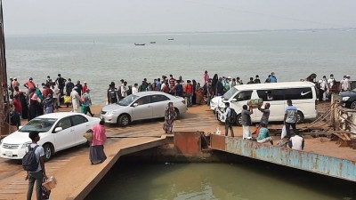 পাটুরিয়ায় ফেরি বন্ধ, ঘরমুখী যাত্রীদের চাপও কম পাটুরিয়ায় ফেরি বন্ধ, ঘরমুখী যাত্রীদের চাপও কম