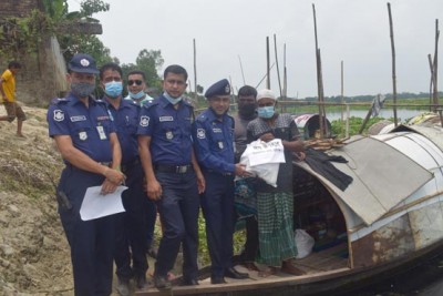 সিরাজদিখানে বেদেদের মাঝে পুলিশের ঈদ উপহার বিতরণ