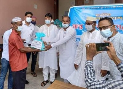 মাদারীপুরে সাংস্কৃতিক কর্মী ও অসহায়দের মাঝে মাস্ক-ঈদ সামগ্রী বিতরণ মাদারীপুরে সাংস্কৃতিক কর্মী ও অসহায়দের মাঝে মাস্ক-ঈদ সামগ্রী বিতরণ
