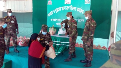 লৌহজংয়ে সেনাবাহিনীর ত্রাণ বিতরণ  