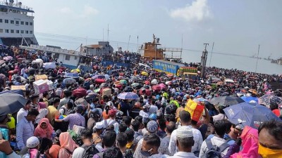 বাংলাবাজার নৌরুটে ফেরি থেকে নামতে গিয়ে হুড়োহুড়িতে ৫ জন নিহত বাংলাবাজার নৌরুটে ফেরি থেকে নামতে গিয়ে হুড়োহুড়িতে ৫ জন নিহত