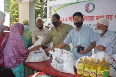 মুন্সীগঞ্জে ৪ 'শ পরিবারকে খাদ্য সামগ্রী বিতরণ রেডক্রিসেন্টের