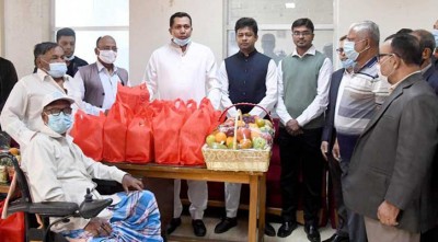 মুক্তিযোদ্ধাদের মিষ্টি-ফল উপহার দিলেন প্রধানমন্ত্রী মুক্তিযোদ্ধাদের মিষ্টি-ফল উপহার দিলেন প্রধানমন্ত্রী