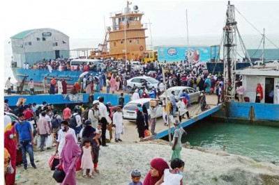 এবার শিমুলিয়া ঘাটে ঢাকামুখী যাত্রীদের চাপ এবার শিমুলিয়া ঘাটে ঢাকামুখী যাত্রীদের চাপ