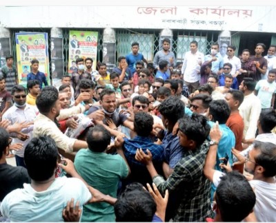 বগুড়ায় প্রতিবাদ কর্মসুচিতে ব্যানারের সামনে ছবি তোলা নিয়ে ছাত্রদলের মাঝে মারপিট বগুড়ায় প্রতিবাদ কর্মসুচিতে ব্যানারের সামনে ছবি তোলা নিয়ে ছাত্রদলের মাঝে মারপিট