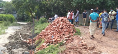 সিরাজদিখান পুরাতন মোস্তাগঞ্জে দেয়াল তুলে রাস্তা বন্ধ করার চেষ্টা, এলাকাবাসীর ক্ষোভ সিরাজদিখান পুরাতন মোস্তাগঞ্জে দেয়াল তুলে রাস্তা বন্ধ করার চেষ্টা, এলাকাবাসীর ক্ষোভ