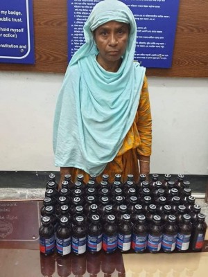শিবগঞ্জে মাদক সম্রাট ডাল আলমের মা ৬৬ বোতল ফেন্সিডিসহ গ্রেফতার শিবগঞ্জে মাদক সম্রাট ডাল আলমের মা ৬৬ বোতল ফেন্সিডিসহ গ্রেফতার