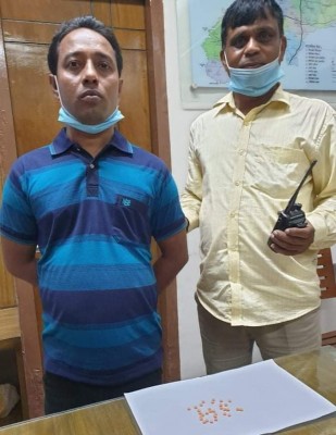 শিবগঞ্জে ইয়াবাসহ নামধারী কথিত ফেসবুক সাংবাদিক আটক শিবগঞ্জে ইয়াবাসহ নামধারী কথিত ফেসবুক সাংবাদিক আটক