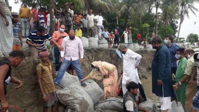 লৌহজংয়ের পদ্মার ভাংঙ্গন থেকে রক্ষার জন্য জরুরী অস্থায়ী প্রতিরক্ষামূলক কাজের উদ্বোধন লৌহজংয়ের পদ্মার ভাংঙ্গন থেকে রক্ষার জন্য জরুরী অস্থায়ী প্রতিরক্ষামূলক কাজের উদ্বোধন