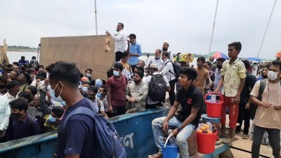 ৩-৪ গুন ভাড়া গুনে বাংলাবাজার ঘাটে পৌছাচ্ছেন যাত্রীরা ৩-৪ গুন ভাড়া গুনে বাংলাবাজার ঘাটে পৌছাচ্ছেন যাত্রীরা