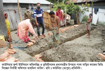 কাউনিয়ায় কুর্শায় প্রধানমন্ত্রীর উপহার পাকা বাড়ির কাজের ভিত্তি