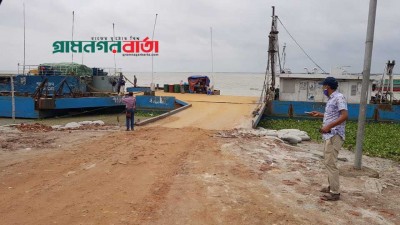 শিমুলিয়া ঘাটে গাড়ির অপেক্ষায় ফেরি 