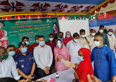 প্রধানমন্ত্রীর উপহার সামগ্রী বিতরণ করলেন সাগুফতা ইয়াসমিন এমিলি প্রধানমন্ত্রীর উপহার সামগ্রী বিতরণ করলেন সাগুফতা ইয়াসমিন এমিলি