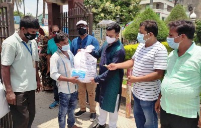 লকডাউনে মেহেরপুরে কর্মহীন পরিবাররের মাঝে নগদ অর্থ ও ত্রান সামগ্রী বিতরণ লকডাউনে মেহেরপুরে কর্মহীন পরিবাররের মাঝে নগদ অর্থ ও ত্রান সামগ্রী বিতরণ