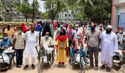 শিবগঞ্জে প্রতিবন্ধীদের মাঝে প্রধানমন্ত্রীর উপহার প্রদান শিবগঞ্জে প্রতিবন্ধীদের মাঝে প্রধানমন্ত্রীর উপহার প্রদান