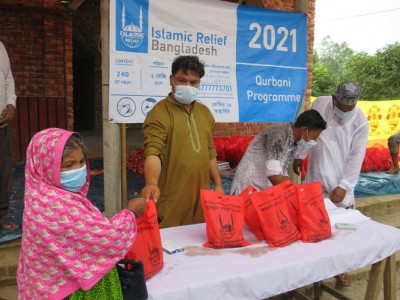 রংপুর জেলায় ৫৭০৫ দরিদ্র পরিবারে ইসলামিক রিলিফ বাংলাদেশের কোরবানীর মাংস বিতরণ