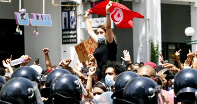 আন্দোলনের মুখে তিউনিসিয়ার পার্লামেন্ট স্থগিত, প্রধানমন্ত্রীকে অপসারণ