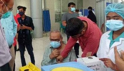 অবশেষে টিকা নিলেন রিজভী