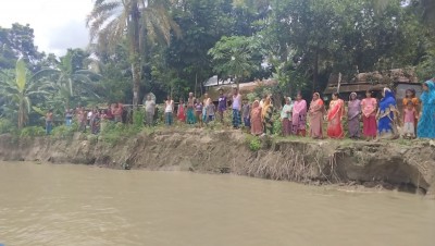 মাদারীপুরে আড়িয়াল খাঁ নদী ভাঙ্গনে শতাধিক বসতবাড়ি বিলীন, আতঙ্কে এলাকাবাসী