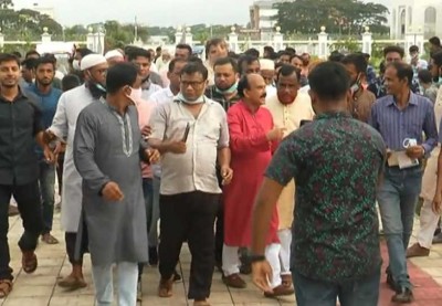 মাদারীপুরের ডাসার থানাকে উপজেলায় ঘোষণা দেয়ায় আনন্দ মিছিল, মিষ্টি বিতরণ