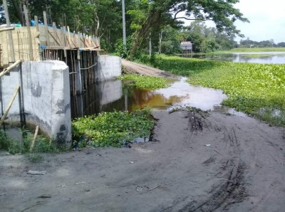 শ্রীনগরে সেতু নির্মাণে কচ্ছপ গতিঃ দুর্ভোগে এলাকাবাসী