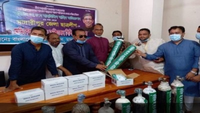 মাদারীপুরে জেলা ছাত্রলীগকে মেডিকেল সামগ্রী ও অক্সিজেন সিলিন্ডার প্রদান