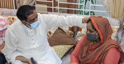 মেয়র আইভীর মায়ের কবরে শামীম ওসমানের শ্রদ্ধা, মাথায় হাত বুলিয়ে সান্ত্বনা 