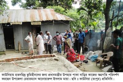 কাউনিয়ায় প্রধানমন্ত্রীর উপহার পাকা বাড়ির কাজের অগ্রগতি পরিদর্শন 