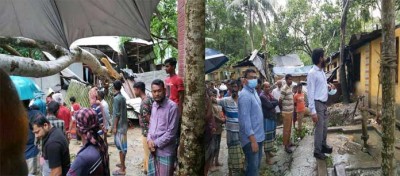 ভাঙ্গায় ভয়াবহ টর্নেডোর আাঘাতে ৩০টি বাড়ি লন্ডভন্ড ভাঙ্গায় ভয়াবহ টর্নেডোর আাঘাতে ৩০টি বাড়ি লন্ডভন্ড