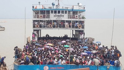 শিমুলিয়ায় অতিরিক্ত যাত্রী নেয়ায় ৪ লঞ্চের জরিমানা, থামছেনা ঢাকা মুখী মানুষের ঢল