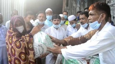 রাজৈরের সাধুরব্রীজ বন্ধ মহলের পক্ষ থেকে ৩০০ পরিবারকে উপহার রাজৈরের সাধুরব্রীজ বন্ধ মহলের পক্ষ থেকে ৩০০ পরিবারকে উপহার